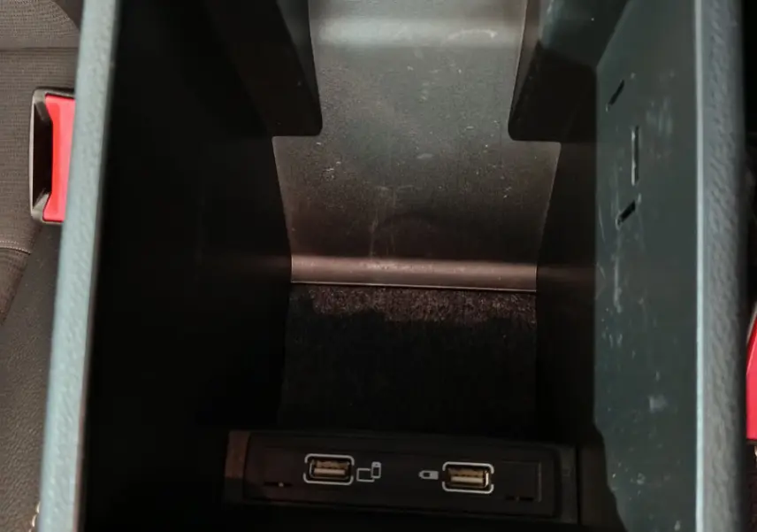 Vue plongeante sur la console centrale noire du Mercedes GLA 200 d avec deux ports USB visibles à l'intérieur.