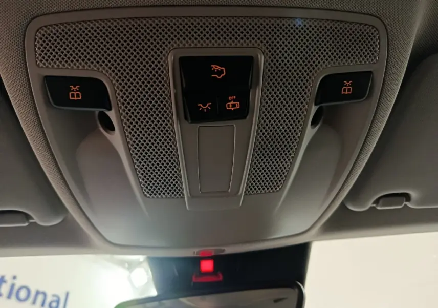Vue intérieure du plafonnier gris clair du Mercedes GLA 200 d Business Executive avec commandes d'éclairage et d'alarme.