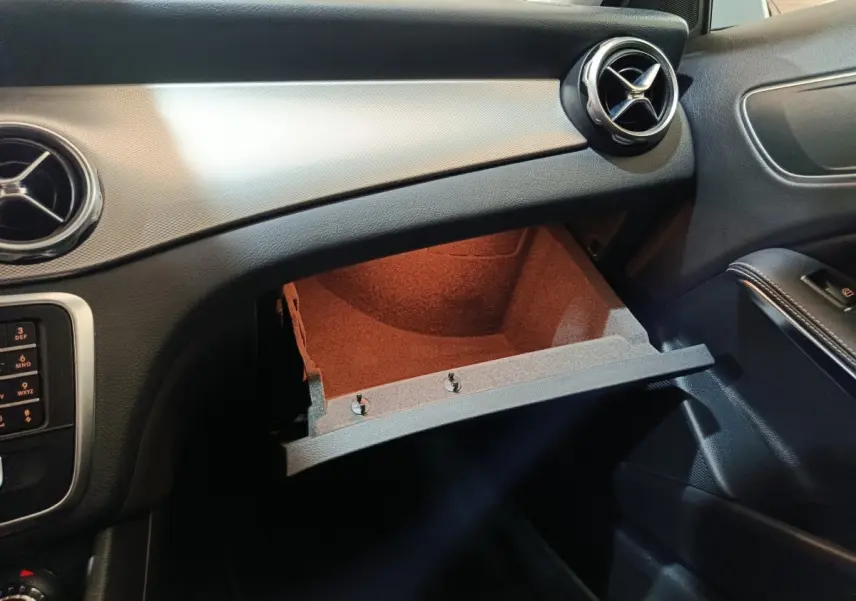 Intérieur du Mercedes GLA 200 d 2018 côté passager, boîte à gants ouverte avec aérateurs ronds chromés visibles.