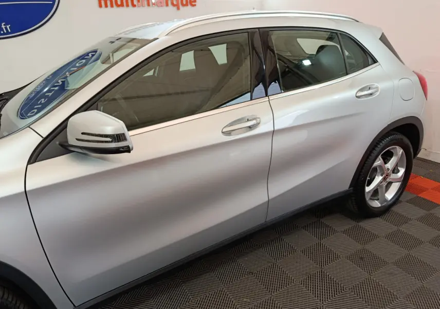 Vue latérale droite d'un Mercedes GLA 200 d gris clair, mettant en valeur les rétroviseurs et les jantes alliage.