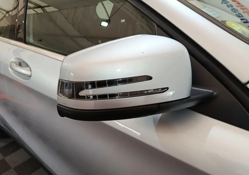 Rétroviseur droit gris clair avec clignotant intégré sur Mercedes GLA 200 d Business Executive 2018.