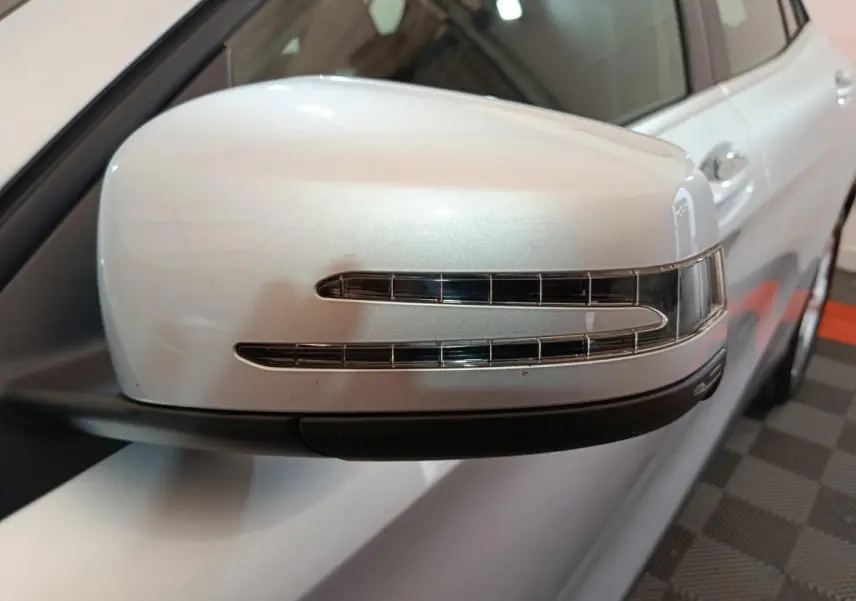 Rétroviseur droit gris clair avec clignotant intégré sur Mercedes GLA 200 d Business Executive 2018.