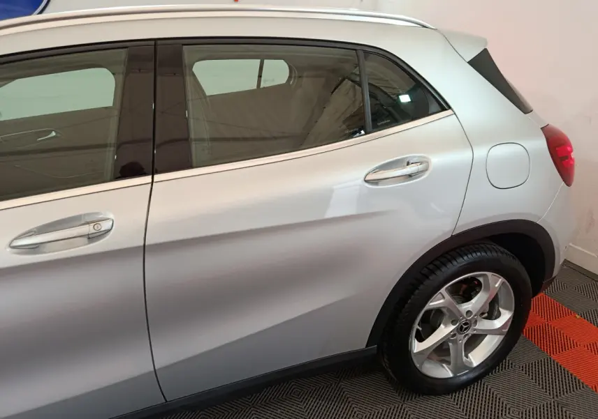 Vue latérale droite d'un Mercedes GLA 200 d gris clair, mettant en valeur la porte arrière et la roue arrière alliage.