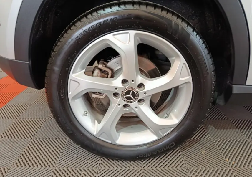 Gros plan sur la jante argentée et le pneu Continental d'un Mercedes GLA 200 d gris clair, côté arrière droit.