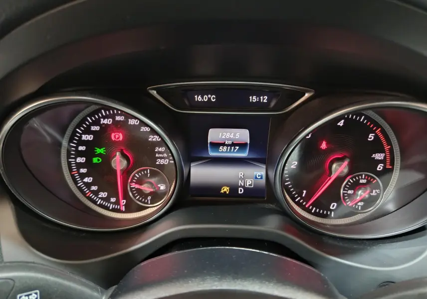 Vue rapprochée du tableau de bord digital du Mercedes GLA 200 d 2018 avec affichage de vitesse, température et compteurs.