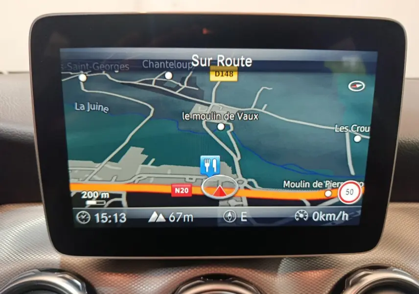 Écran central du système de navigation 3D du Mercedes GLA 200 d Business Executive gris clair, vue intérieure rapprochée.