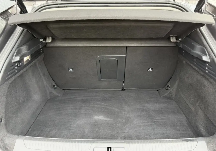 Coffre ouvert en vue arrière d'un DS4 2025 gris Platinium, montrant un espace de chargement propre et spacieux.