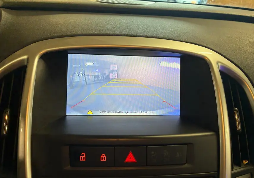 Affichage de la caméra de recul sur l’écran central du tableau de bord d’une Opel Astra gris 2015, vue intérieure.