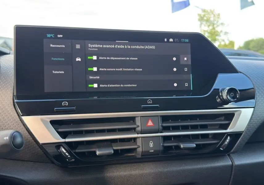 Écran tactile central 10 pouces affichant les aides à la conduite sur le tableau de bord de la Citroën C4 hybride.