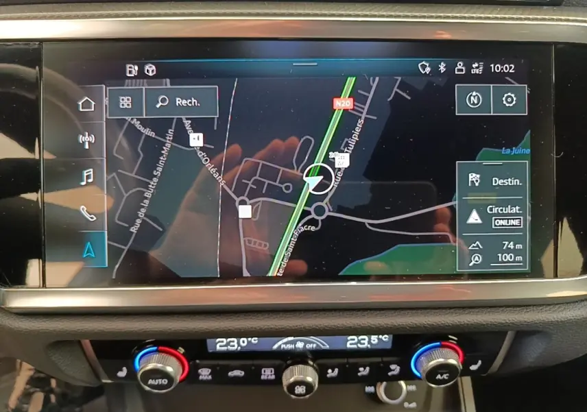 Écran tactile central affichant la navigation GPS dans l’Audi Q3 Sportback 45 TFSI e gris clair, vue intérieure.
