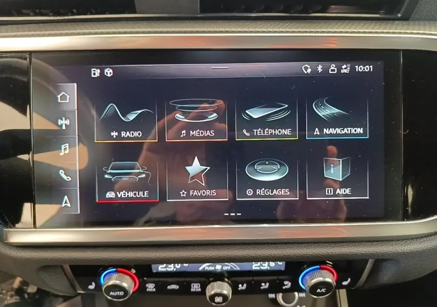 Écran tactile central de l’Audi Q3 Sportback 2024 affichant le menu multimédia et navigation.