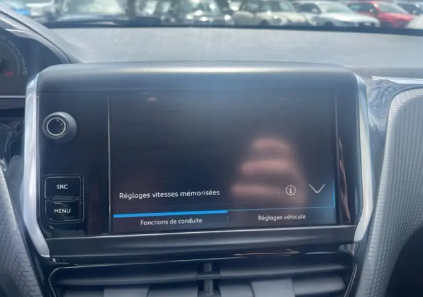 Écran tactile central de la Peugeot 208 blanc perle, affichant les réglages de vitesses mémorisées en intérieur.