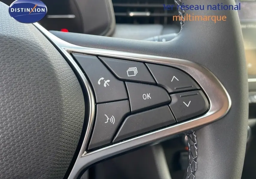 Gros plan sur les commandes multifonctions à droite du volant cuir synthétique de la Renault Clio Evolution Blue dCi 100.