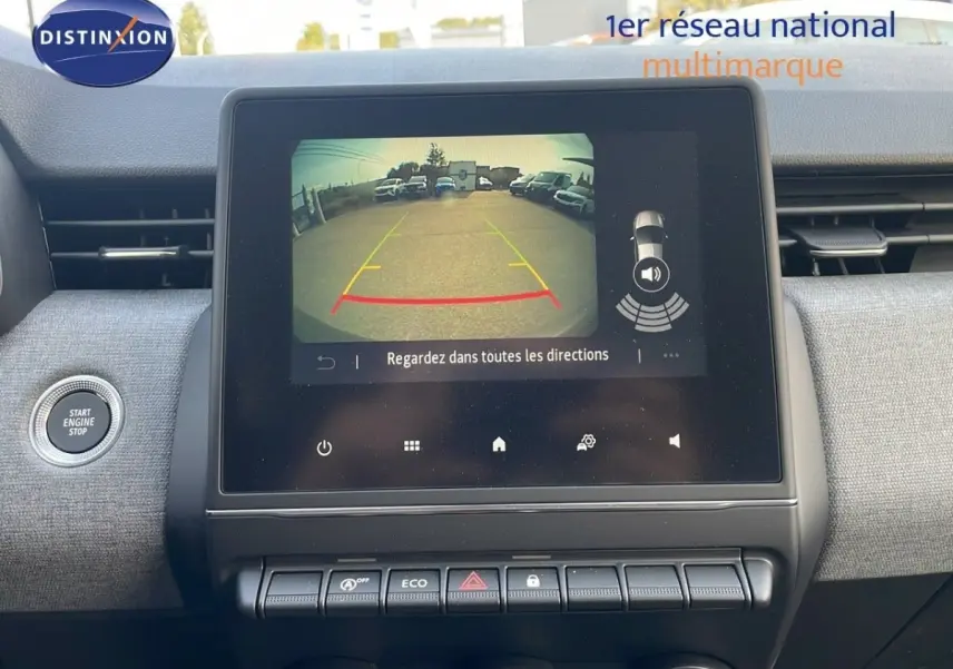 Écran tactile central affichant la caméra de recul dans l’habitacle gris clair d’une Renault Clio Evolution Blue dCi 100.