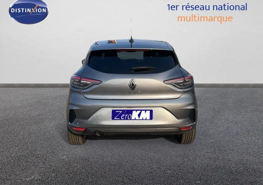 Vue arrière d'une Renault Clio Evolution Blue dCi 100 gris métallisé, avec feux LED et plaque Zero KM visible.