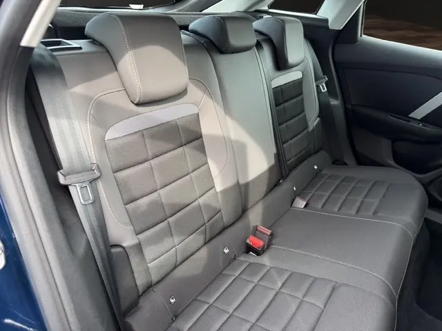 Vue latérale des sièges arrière gris foncé de la Citroën C4 Hybride 145 e-DSC6 PLUS 2025, avec ceinture et appuie-têtes visibles.