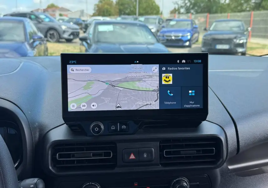 Vue intérieure du tableau de bord du Citroën Berlingo Fourgon XL Diesel 130ch, écran tactile avec navigation affichée.