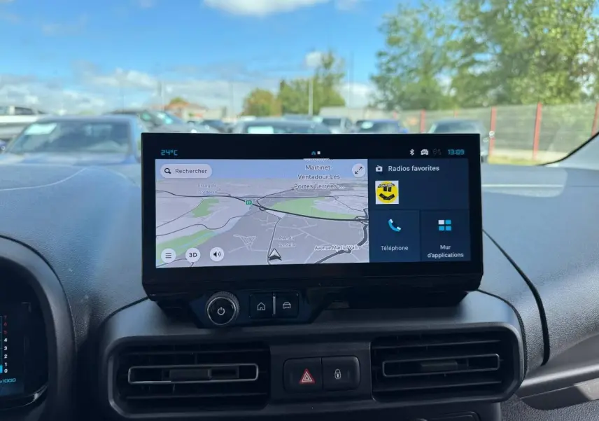Vue intérieure du tableau de bord du Citroën Berlingo Fourgon XL 2026, écran tactile affichant la navigation.