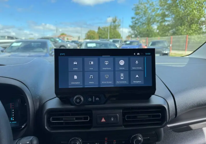 Vue intérieure du tableau de bord du Citroën Berlingo Fourgon XL 2026 avec écran tactile central et commandes intégrées.