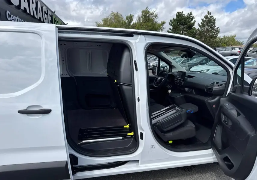 Vue latérale droite d’un Citroën Berlingo Fourgon XL blanc Icy avec portes avant et latérale ouvertes, montrant l’intérieur utilitaire.