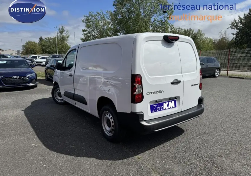Vue 3/4 arrière droite du Citroën Berlingo Fourgon XL blanc Icy avec portes arrière pleines et jantes acier.