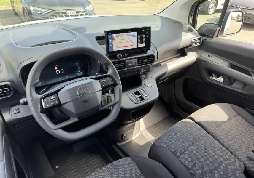 Vue intérieure côté conducteur du Citroën Berlingo Fourgon XL Diesel 130ch avec tableau de bord moderne et écran tactile central.