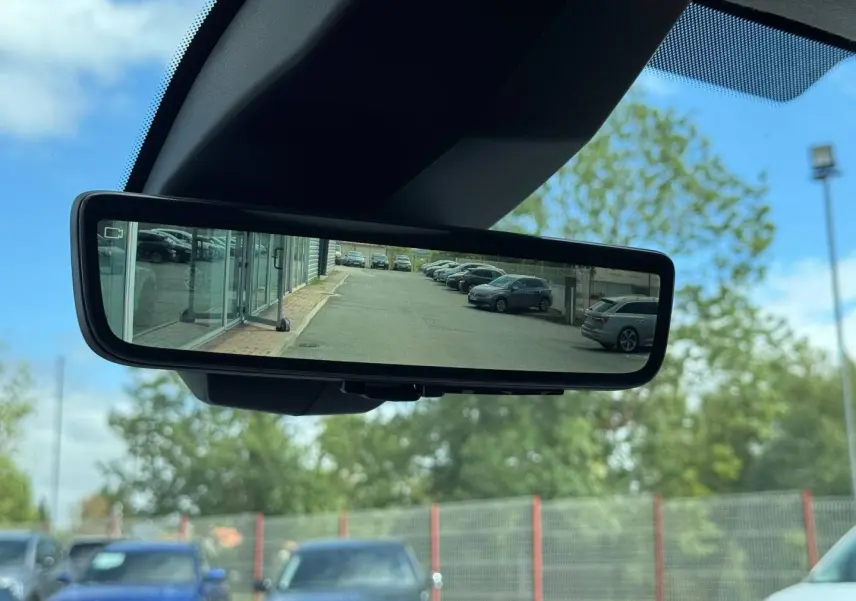 Vue intérieure du rétroviseur numérique d’un Citroën Berlingo Fourgon XL blanc, affichant une caméra arrière nette.