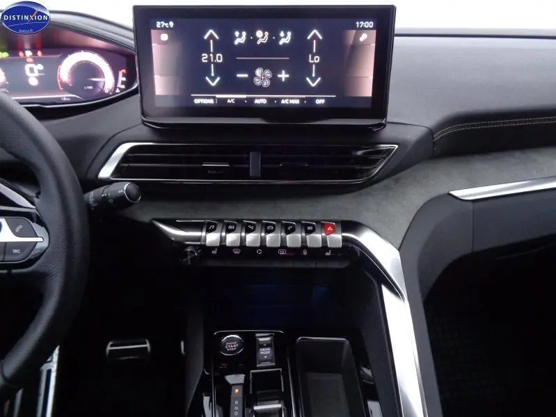 Tableau de bord et console centrale du Peugeot 3008 gris Artense, avec écran tactile et commandes piano visibles de face.