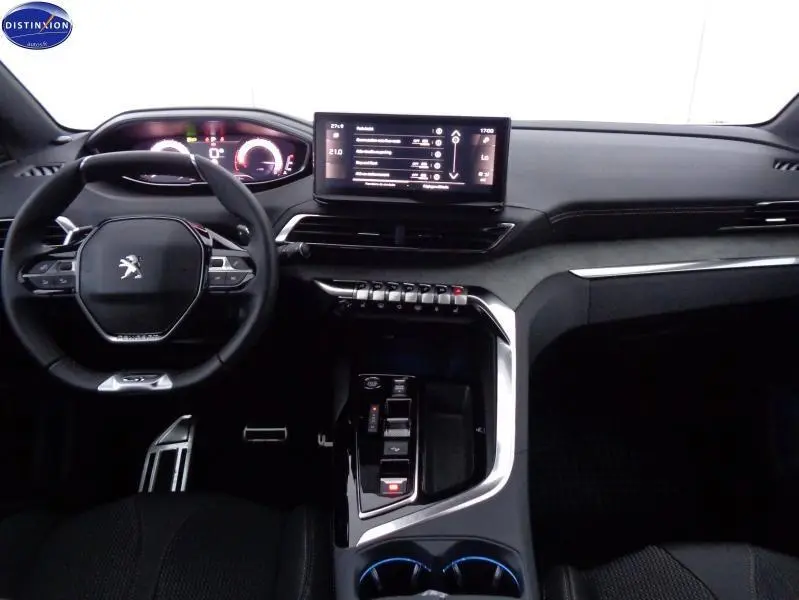 Intérieur Peugeot 3008 2023 vu de face, tableau de bord noir avec écran tactile et volant compact multifonction cuir.