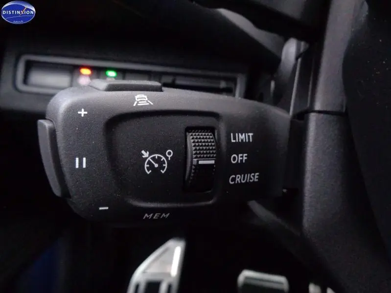 Gros plan sur la commande de régulateur de vitesse du Peugeot 3008 2023, finition GT, intérieur noir.