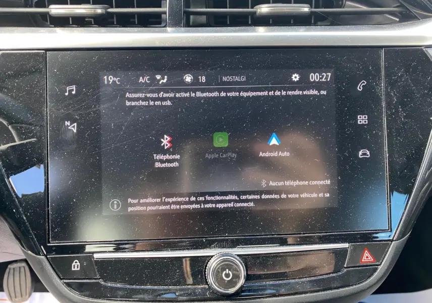 Écran tactile central de l’Opel Corsa bleu nautique 2021 affichant les options Apple CarPlay et Android Auto