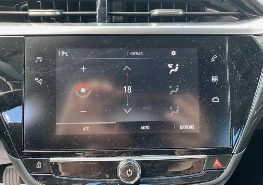 Écran tactile central de l’Opel Corsa 2021 affichant la climatisation automatique à 18°C.