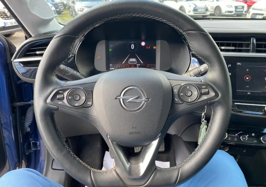 Volant en cuir multifonction de l'Opel Corsa bleu nautique 2021, avec tableau de bord digital et écran tactile visible.