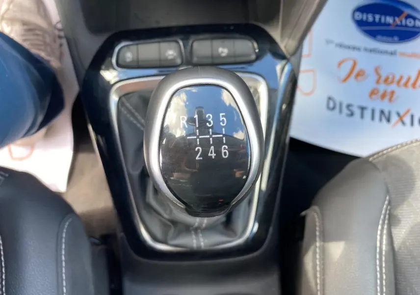 Gros plan sur le levier de vitesses manuel noir de l'Opel Corsa 1.2i Turbo 2021 avec console centrale brillante.