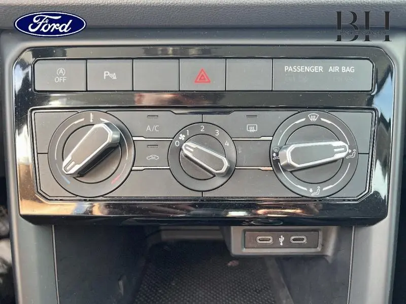 Panneau de commande de climatisation manuelle et alertes, avec ports USB, intérieur d'un Volkswagen T-cross gris cendré.