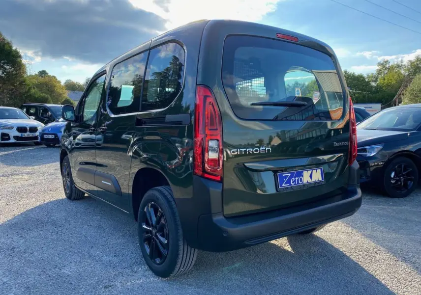 Vue 3/4 arrière droite du Citroën Berlingo 2025 vert Sirka avec jantes alliage et caméra de recul visible.