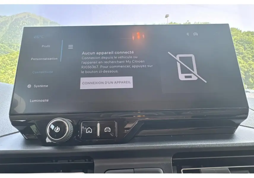 Écran tactile 10 pouces du tableau de bord du Citroën Berlingo 2025 affichant le menu de connexion Bluetooth.