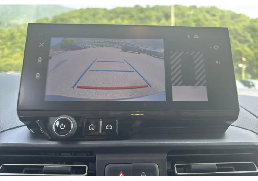 Écran tactile du tableau de bord du Citroën Berlingo 2025 montrant la caméra de recul en fonctionnement.