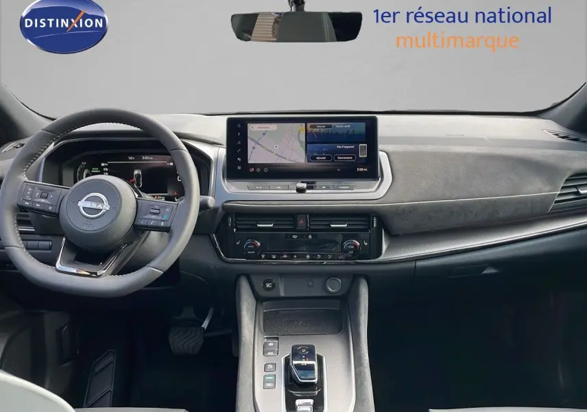 Intérieur du Nissan Qashqai 2025 vue de face, tableau de bord moderne avec écran tactile et volant multifonction noir.