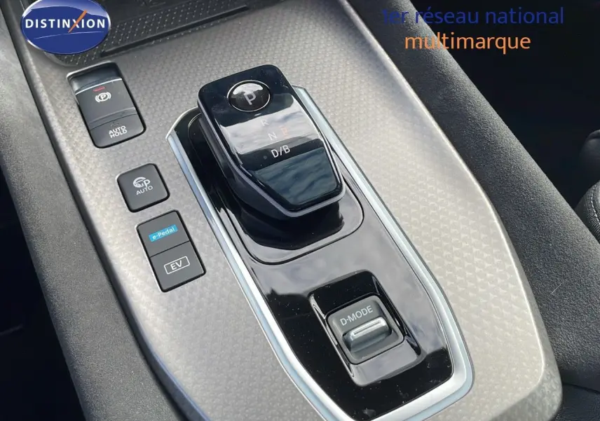 Le levier de vitesses automatique noir du Nissan Qashqai 2025, vue rapprochée de la console centrale.