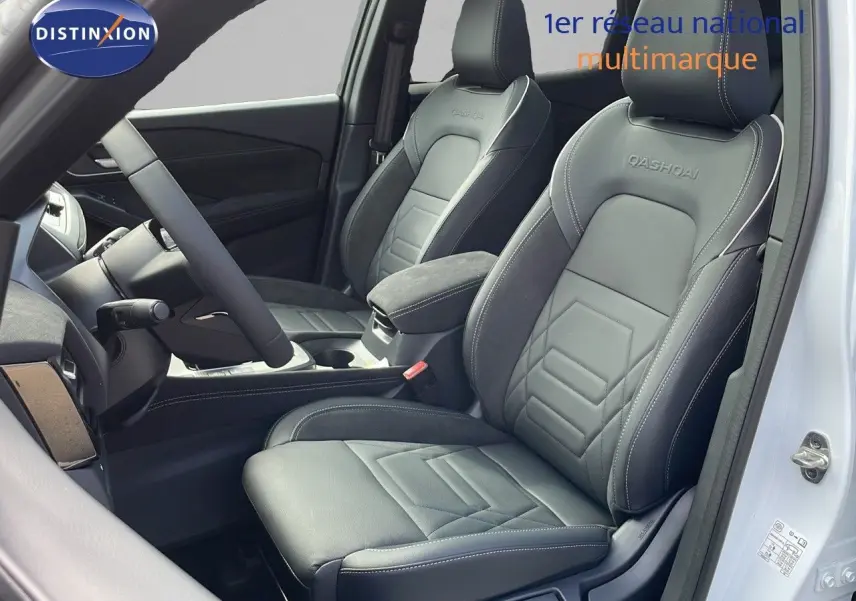 Intérieur du Nissan Qashqai 2025, sièges avant en cuir noir avec surpiqûres blanches, vue côté conducteur ouverte.