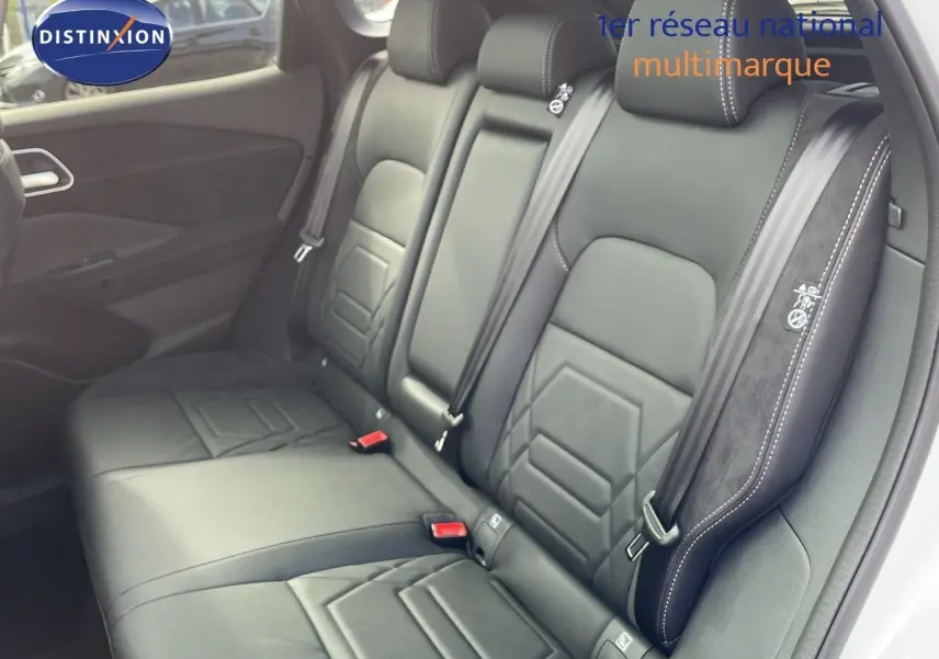 Vue intérieure côté gauche des sièges arrière en cuir noir avec surpiqûres blanches du Nissan Qashqai 2025 blanc nacré.