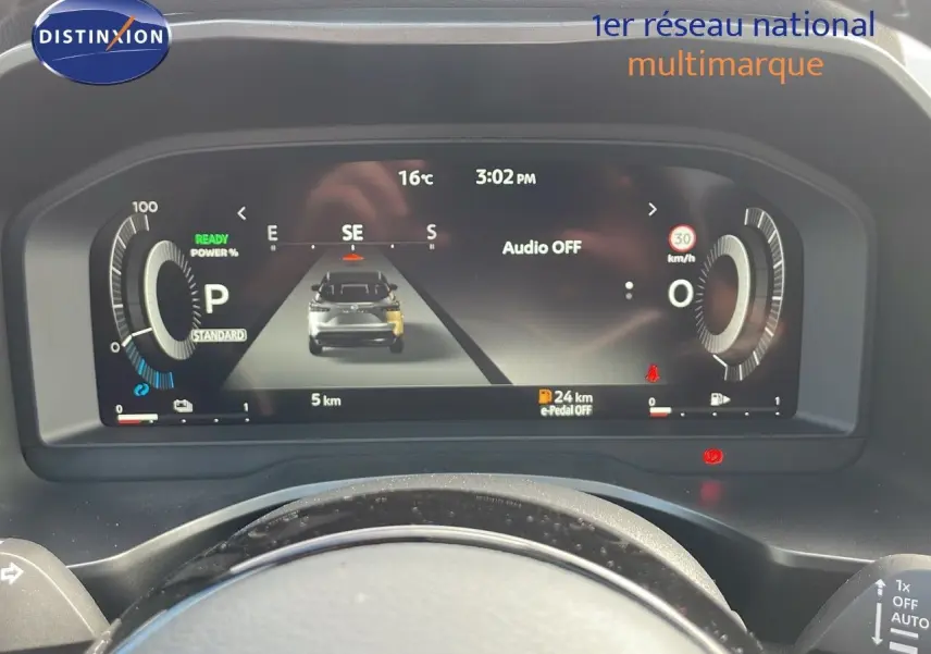 Tableau de bord numérique du Nissan Qashqai 2025 affichant vitesse, autonomie et boussole en vue frontale.