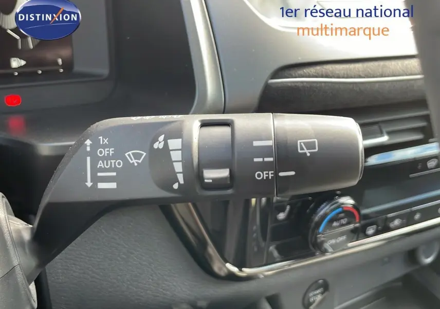 Gros plan sur la commande d'essuie-glace dans l'habitacle du Nissan Qashqai blanc nacré 2025 avec toit noir.