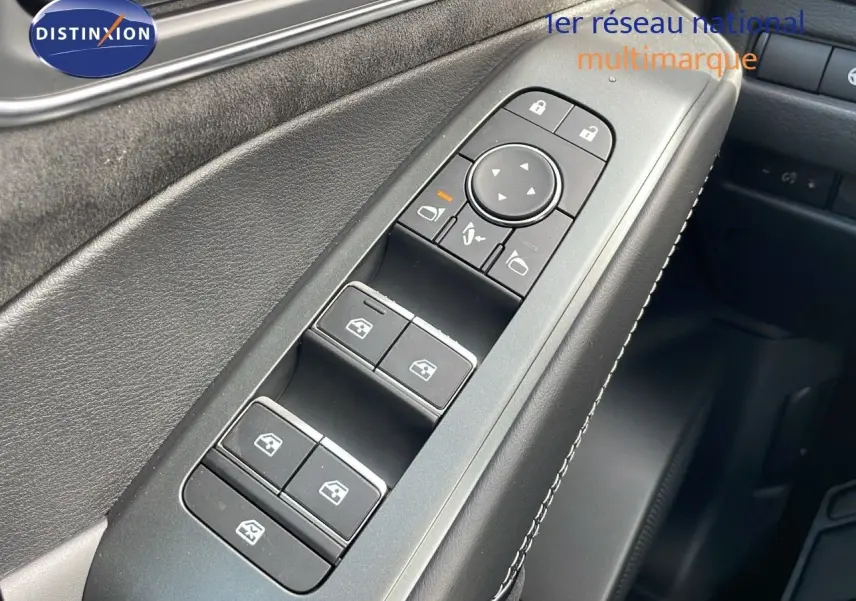 Gros plan sur les commandes des vitres et rétroviseurs côté conducteur du Nissan Qashqai 2025 finition N-Design.