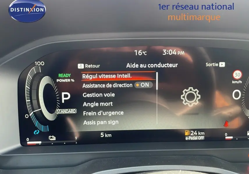 Tableau de bord numérique du Nissan Qashqai 2025 affichant les aides à la conduite et la vitesse, vue intérieure frontale.