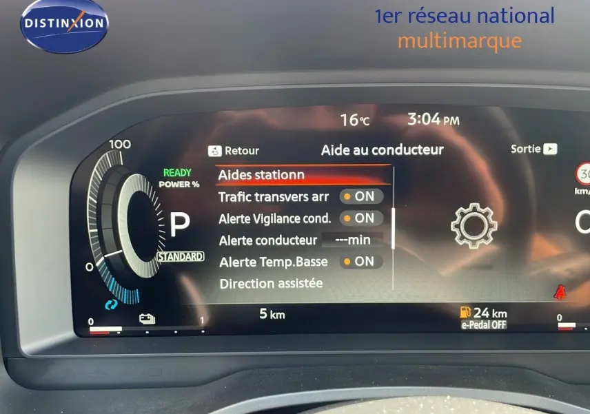 Tableau de bord numérique du Nissan Qashqai 2025 montrant l'aide au conducteur et les alertes activées.