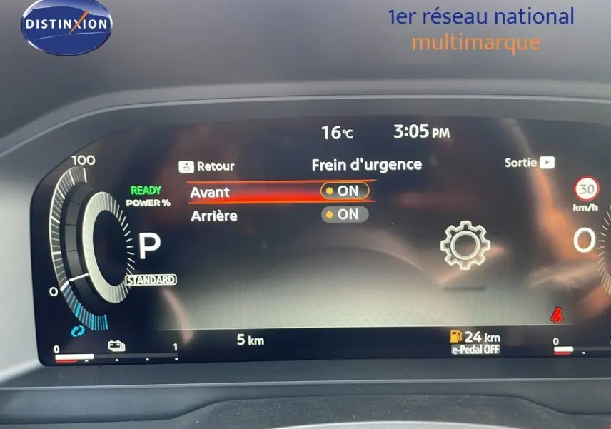 Tableau de bord numérique du Nissan Qashqai 2025 affichant les réglages du frein d'urgence et l'autonomie restante.