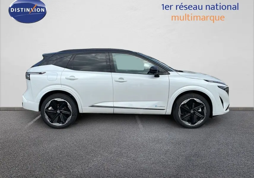 Profil droit du Nissan Qashqai 2025 blanc nacré avec toit noir et jantes noires distinctives.