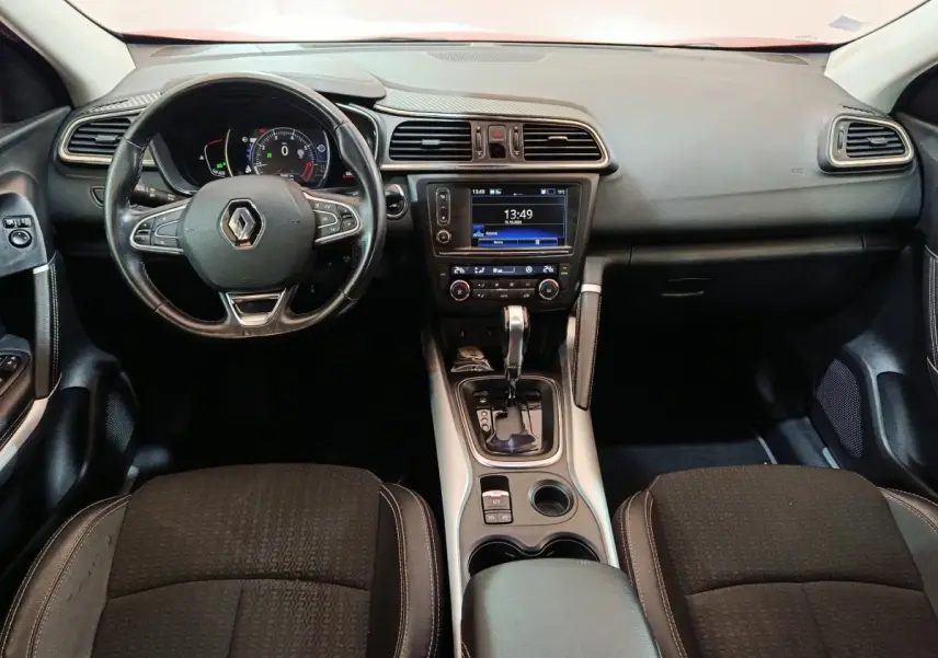 Intérieur noir du Renault Kadjar Intens 2017, vue frontale du tableau de bord avec écran tactile et volant cuir multifonctions.